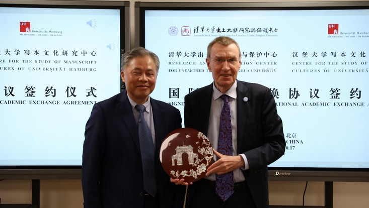 Huang Dekuan and Michael Friedrich during the signing ceremony